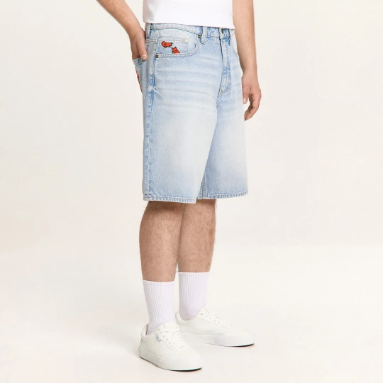 Zdjęcie produktu Cropp - Jeansowe spodenki baggy ze skate motywem - niebieski