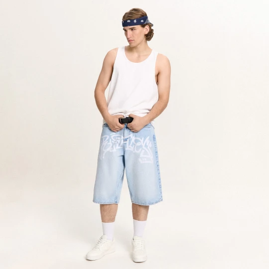 Zdjęcie produktu Cropp - Jeansowe spodenki skater z nadrukiem - niebieski