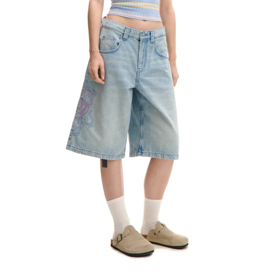 Zdjęcie produktu Cropp - Jeansowe szorty baggy z haftem - niebieski