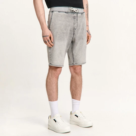 Zdjęcie produktu Cropp - Jeansowe szorty jogger z efektem sprania - jasny szary
