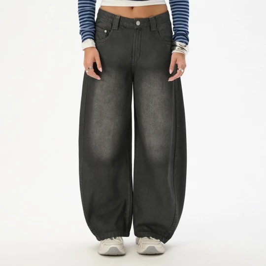 Zdjęcie produktu Cropp - Jeansy barrel z powlekanym wykończeniem - czarny