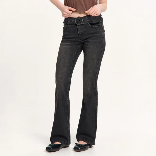 Zdjęcie produktu Cropp - Jeansy bootcut z paskiem i ozdobną klamrą - czarny