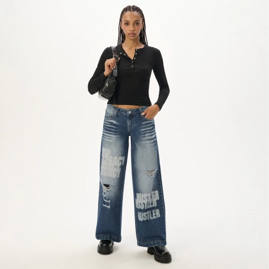 Zdjęcie produktu Cropp - Jeansy z efektem sprania, nadrukami, przetarciami - niebieski