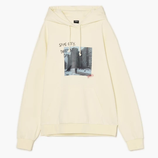 Zdjęcie produktu Cropp - Kremowa bluza hoodie z miejskim motywem - kremowy