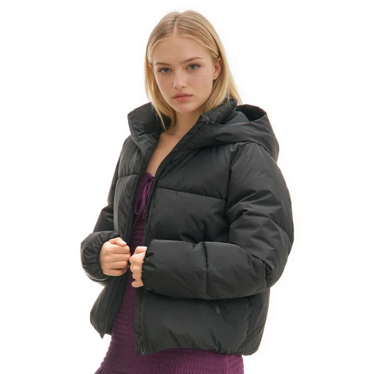 Zdjęcie produktu Cropp - Pikowana czarna kurtka puffer z kapturem - czarny