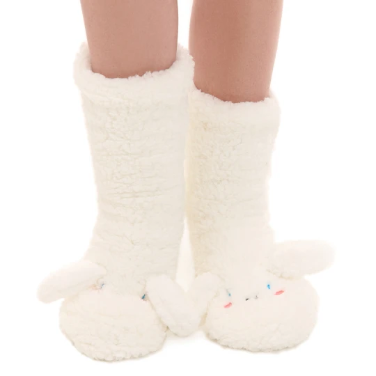 Zdjęcie produktu Cropp - Pluszowe skarpetki Cinnamoroll - kremowy
