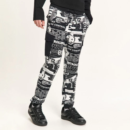 Zdjęcie produktu Cropp - Spodnie joggery z nadrukiem all over - biały