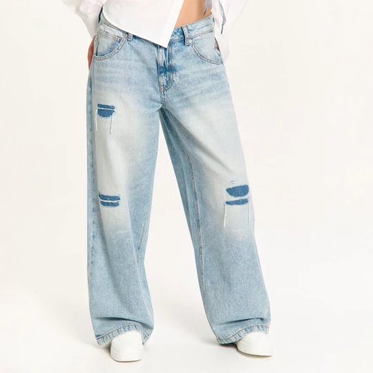 Zdjęcie produktu Cropp - Sprane jeansy boyfriend loose z postrzępieniami - niebieski
