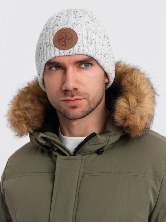 Zdjęcie produktu Czapka beanie męska z okrągłą tłoczoną naszywką – złamana biel V3 Ombre Clothing