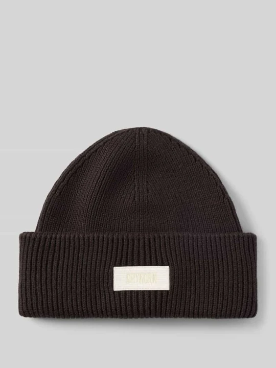 Zdjęcie produktu Czapka beanie z naszywką z logo Drykorn Ciemnobrązowy