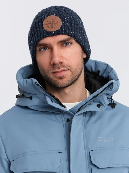 Zdjęcie produktu Czapka męska beanie z okrągłą tłoczoną naszywką – granatowa V2 Ombre Clothing