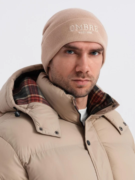 Zdjęcie produktu Czapka męska dzianinowa beanie z haftowanym napisem – piaskowa V6 Ombre Clothing piaskowy