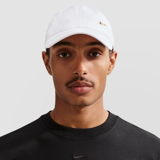 Zdjęcie produktu Czapka o nieusztywnionej konstrukcji z metalowym logo Swoosh Nike Dri-FIT Club - Biel