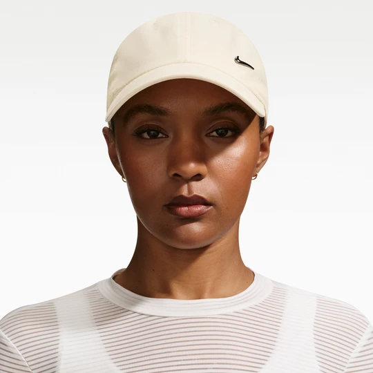 Zdjęcie produktu Czapka o nieusztywnionej konstrukcji z metalowym logo Swoosh Nike Dri-FIT Club - Biel