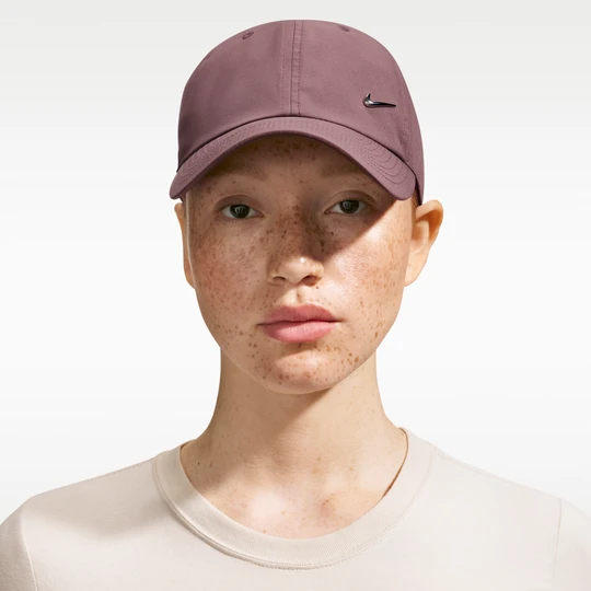 Zdjęcie produktu Czapka o nieusztywnionej konstrukcji z metalowym logo Swoosh Nike Dri-FIT Club - Fiolet