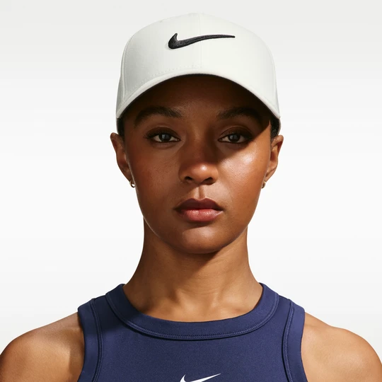 Zdjęcie produktu Czapka o wzmocnionej konstrukcji z logo Swoosh Nike Dri-FIT Club - Biel