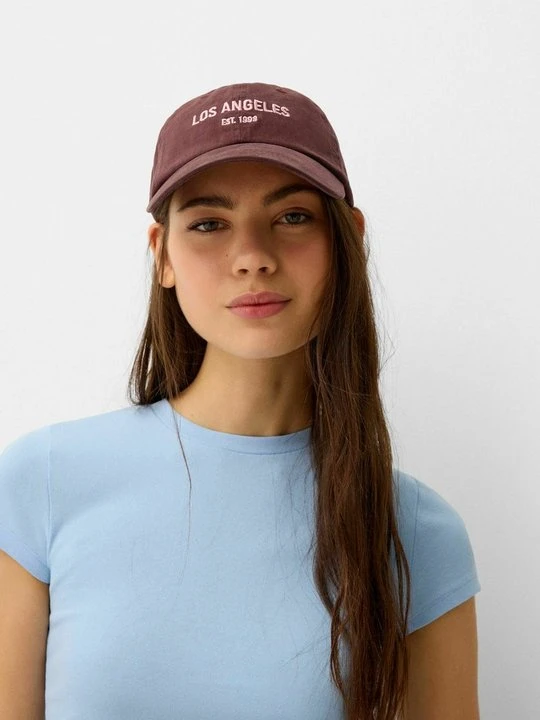 Zdjęcie produktu Czapka z daszkiem Bershka ciemnobrązowy