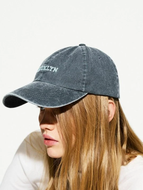 Zdjęcie produktu Czapka z daszkiem Bershka granatowy