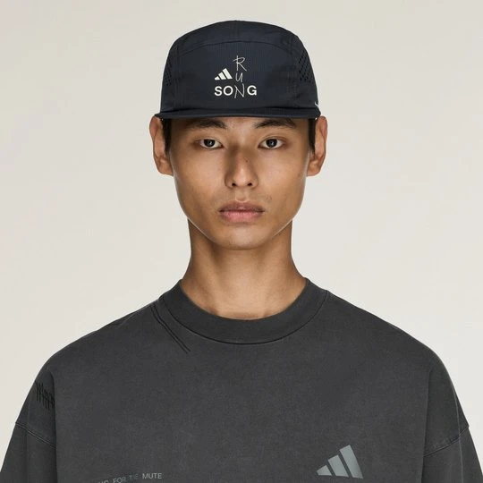 Zdjęcie produktu CZAPKA Z DASZKIEM DO BIEGANIA ADIDAS RUNNING X SONG FOR THE MUTE Carbon