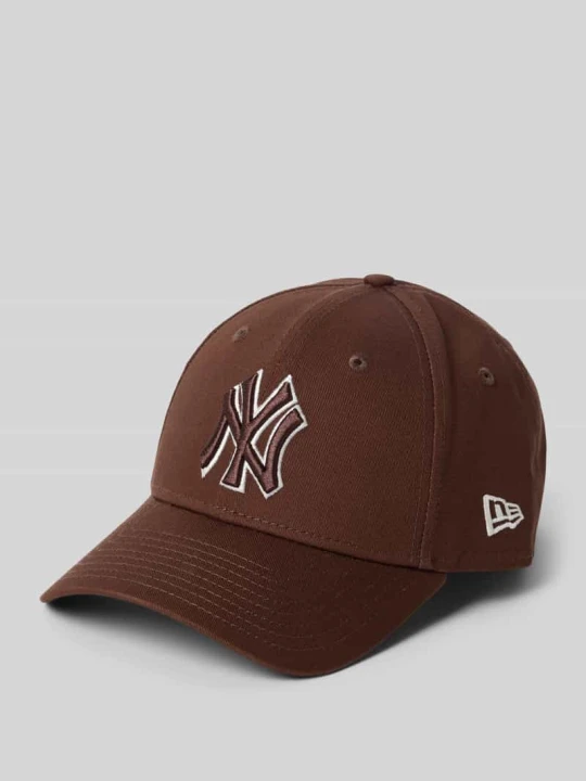 Zdjęcie produktu Czapka z daszkiem z wyhaftowanym motywem Model '9FORTY®' New Era Średniobrązowy
