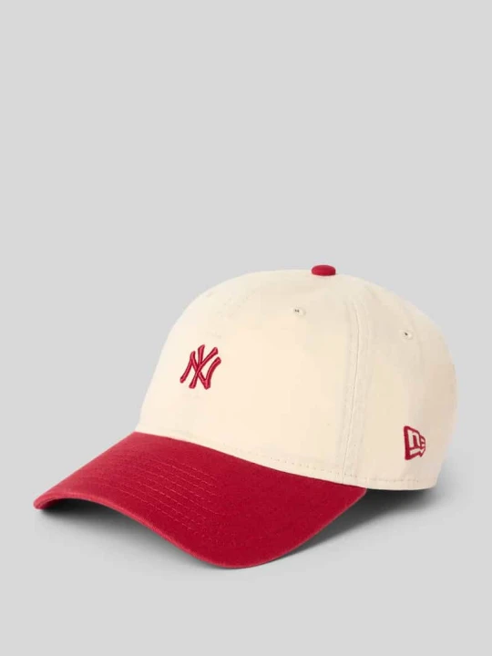 Zdjęcie produktu Czapka z daszkiem z wyhaftowanym motywem Model '9TWENTY®' New Era Czerwony