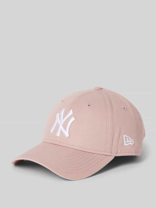 Zdjęcie produktu Czapka z daszkiem i wyhaftowanym motywem model ‘LEAGUE ESSENTIAL 9FORTY®’ New Era Brudnoróżowy