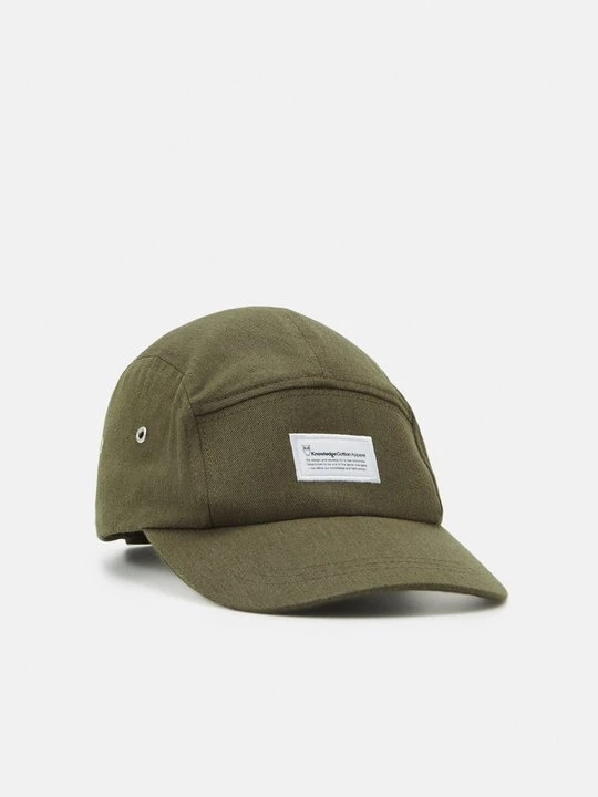 Zdjęcie produktu Czapka z daszkiem KnowledgeCotton Apparel ciemnozielony