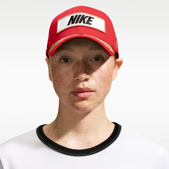Zdjęcie produktu Czapka z daszkiem o usztywnianej konstrukcji Nike Club - Czerwony
