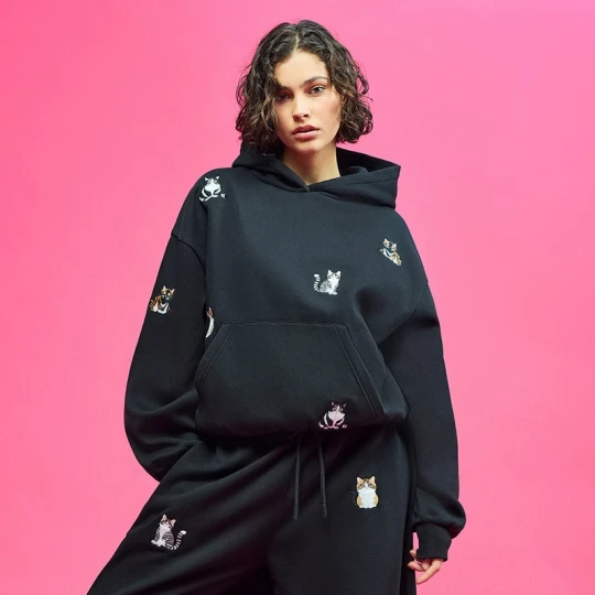 Zdjęcie produktu Czarna bluza z haftem kotków House