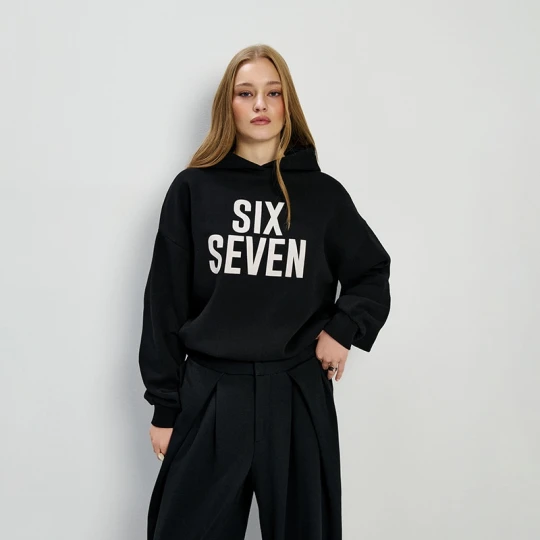Zdjęcie produktu Czarna bluza z kapturem i nadrukiem six seven House