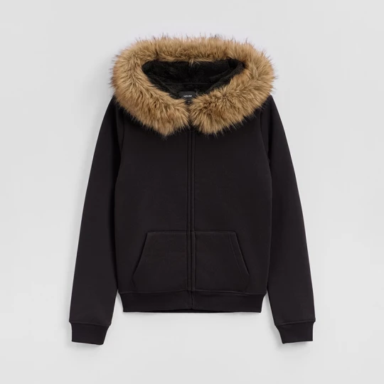 Zdjęcie produktu Czarna bluza ze sztucznym futerkiem przy kapturze House