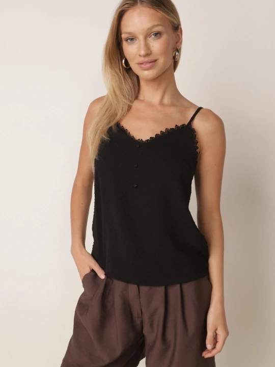 Zdjęcie produktu Czarna Bluzka na Ramiączkach z Tkaniny Plumeti z Bawełną Zdobiona Koronką Catilia Melya By Melody