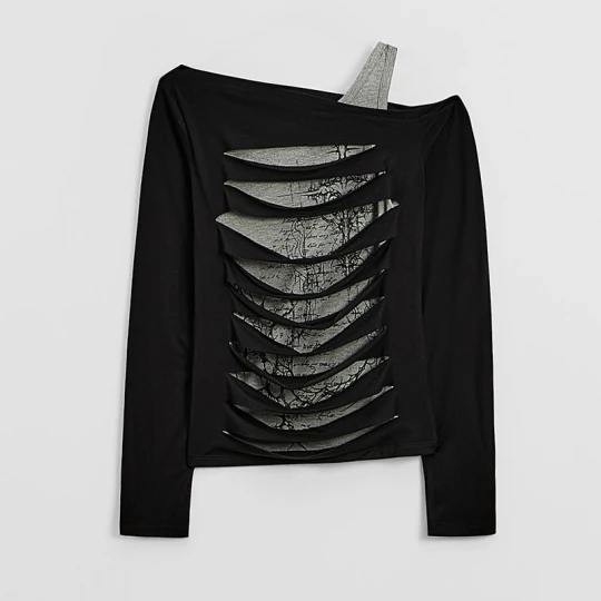 Zdjęcie produktu Czarna koszulka open shoulder z ozdobnymi wycięciami i gothic nadrukiem House