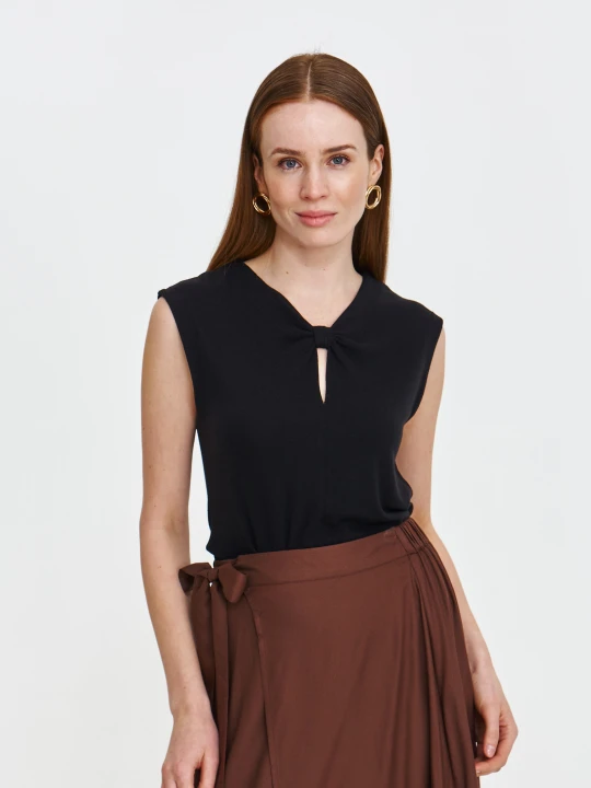 Zdjęcie produktu Czarna bluzka w stylu casual z efektownym dekoltem TOP SECRET