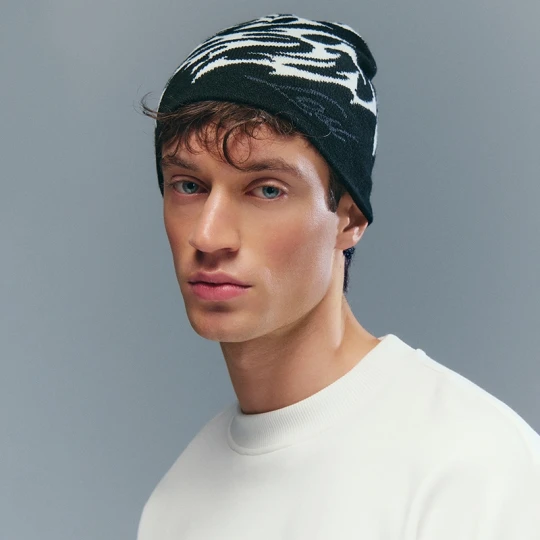 Zdjęcie produktu Czarna czapka beanie z białym motywem tribal House