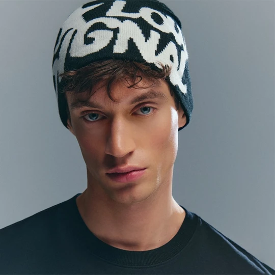 Zdjęcie produktu Czarna czapka beanie z napisem Low Signal w stylu graffiti House