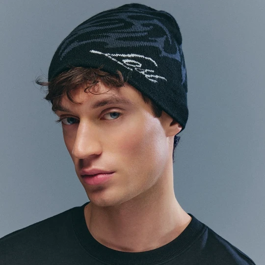 Zdjęcie produktu Czarna czapka beanie z szarym motywem tribal i napisem Soul House