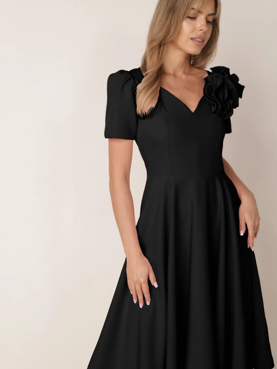 Zdjęcie produktu Czarna Elegancka Rozkloszowana Sukienka z Kwiatem 3D Eugorus Vices