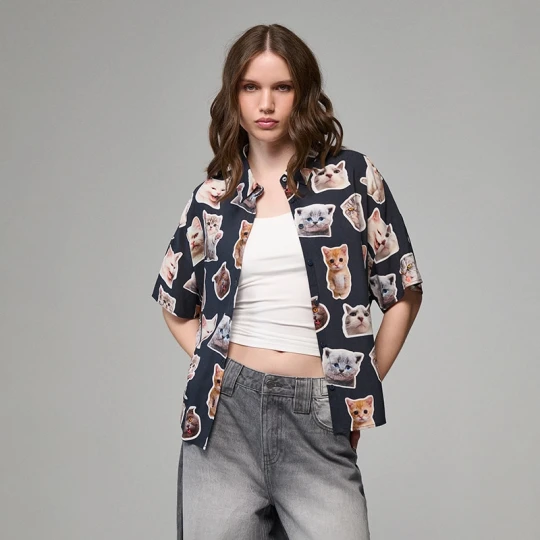 Zdjęcie produktu Czarna koszula oversize z krótkim rękawem i motywami kotków House