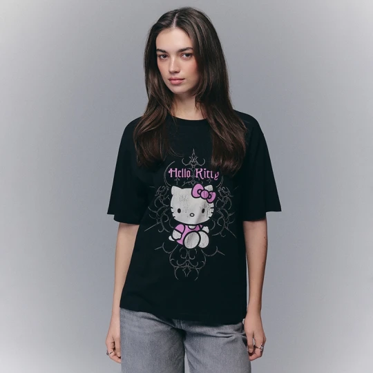 Zdjęcie produktu Czarna koszulka z nadrukiem Hello Kitty i motywem tribal House
