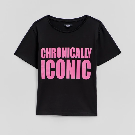 Zdjęcie produktu Czarna koszulka z napisem Chronically Iconic House