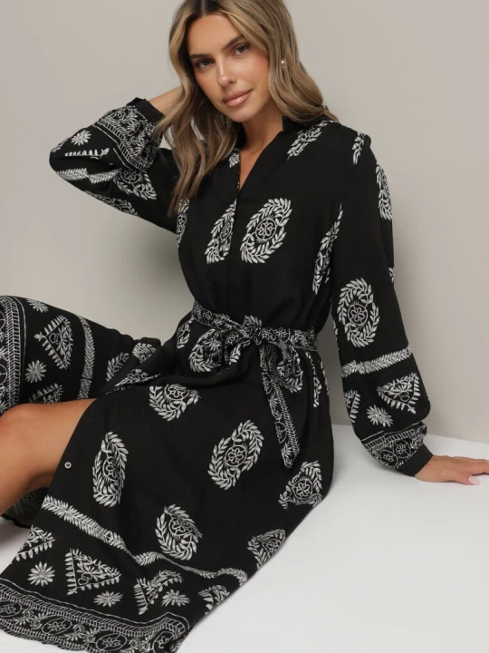 Zdjęcie produktu Czarna Koszulowa Sukienka Ozdobiona Ornamentalnym Wzorem z Wiązanym Paskiem Roriola Unigirl