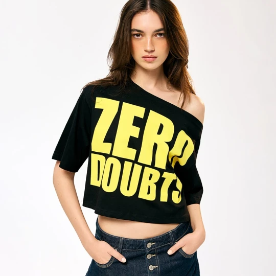 Zdjęcie produktu Czarna krótka koszulka z nadrukiem Zero Doubts House