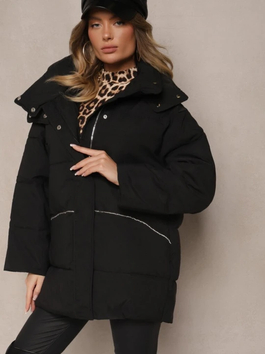 Zdjęcie produktu Czarna Kurtka Oversize z Pikowanymi Przeszyciami Kapturem Kieszeniami i Cyrkoniami Etairea Ann Gissy