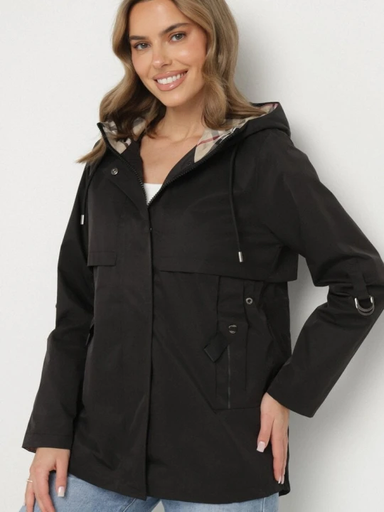 Zdjęcie produktu Czarna Kurtka Parka z Kapturem i Kieszeniami z Możliwością Ściągnięcia w Talii Kailisse Bh Forever