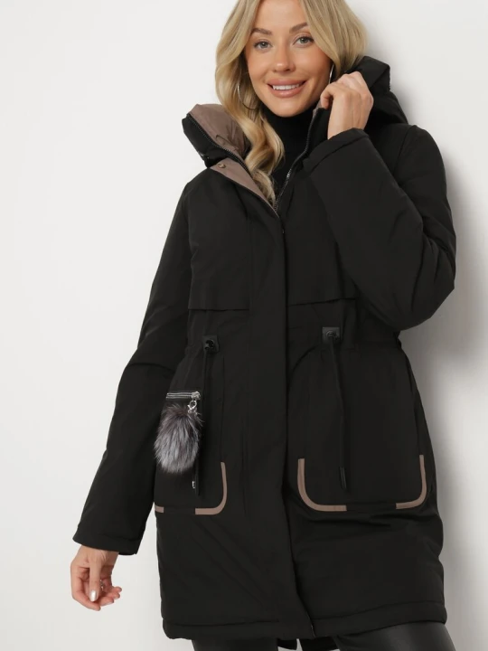 Zdjęcie produktu Czarna Kurtka Parka z Kapturem i Ozdobną Zawieszką Ściągana w Pasie Zerilie Rosse Line