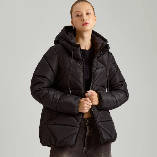 Zdjęcie produktu Czarna kurtka puffer z kapturem House