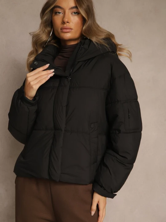 Zdjęcie produktu Czarna Kurtka Puffer z Pikowaniem Kapturem i Kieszonką przy Rękawie Galeida Swest