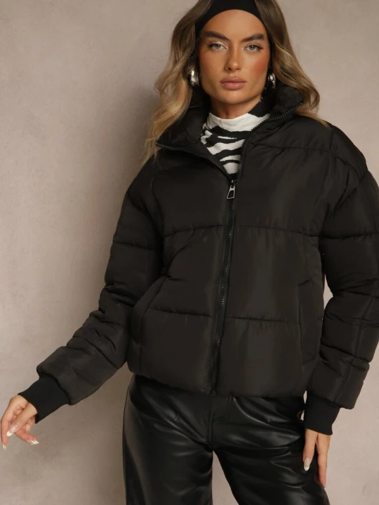 Zdjęcie produktu Czarna Kurtka Puffer z Pikowanymi Przeszyciami i Ściągaczami przy Rękawach Cenilea J.style