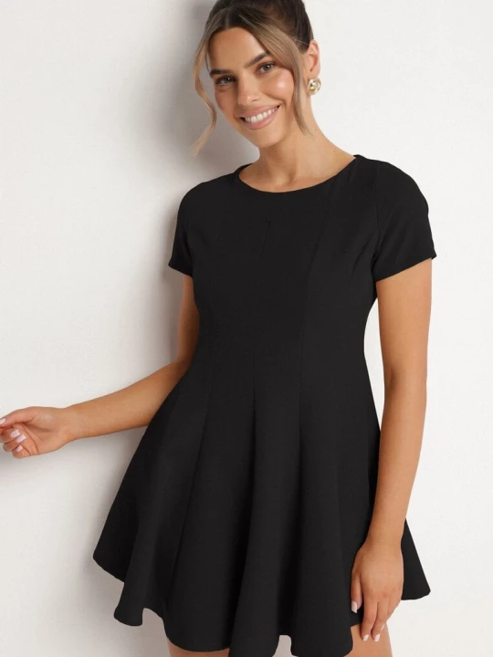 Zdjęcie produktu Czarna Rozkloszowana Sukienka z Krótkim Rękawem i Ozdobnymi Przeszyciami Meporea New Collection